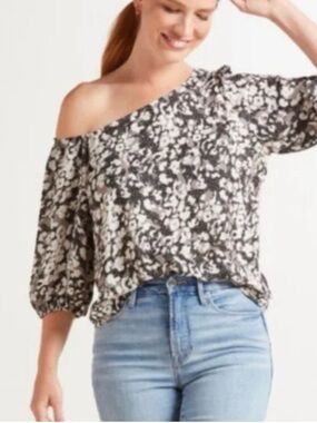 Evereve Peyton Jensen Off-Shoulder Floral Print Women's Top in Black & White
